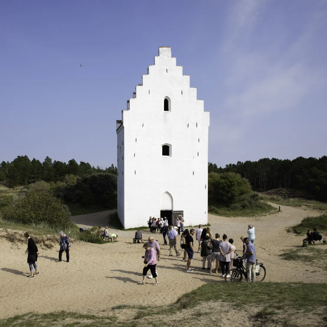 Besøgende ved Den Tilsandede Kirke