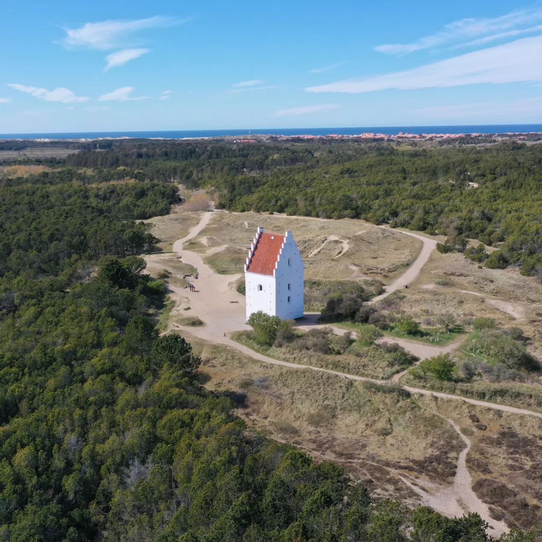 Den Tilsandede Kirke set fra en drone