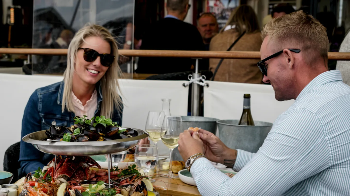 Hygge på havnen i Skagen