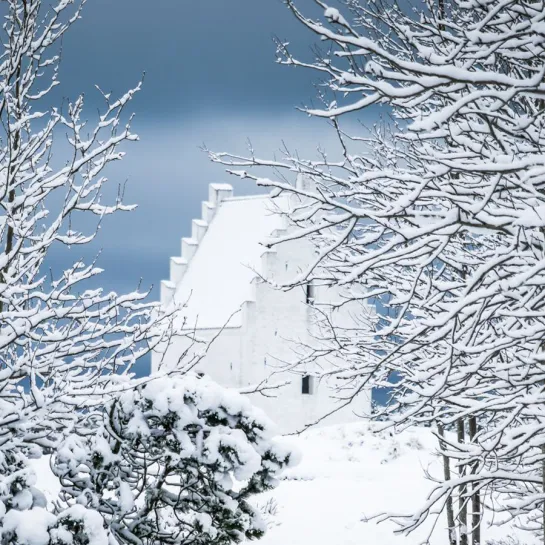 Den Tilsandede Kirke med sne